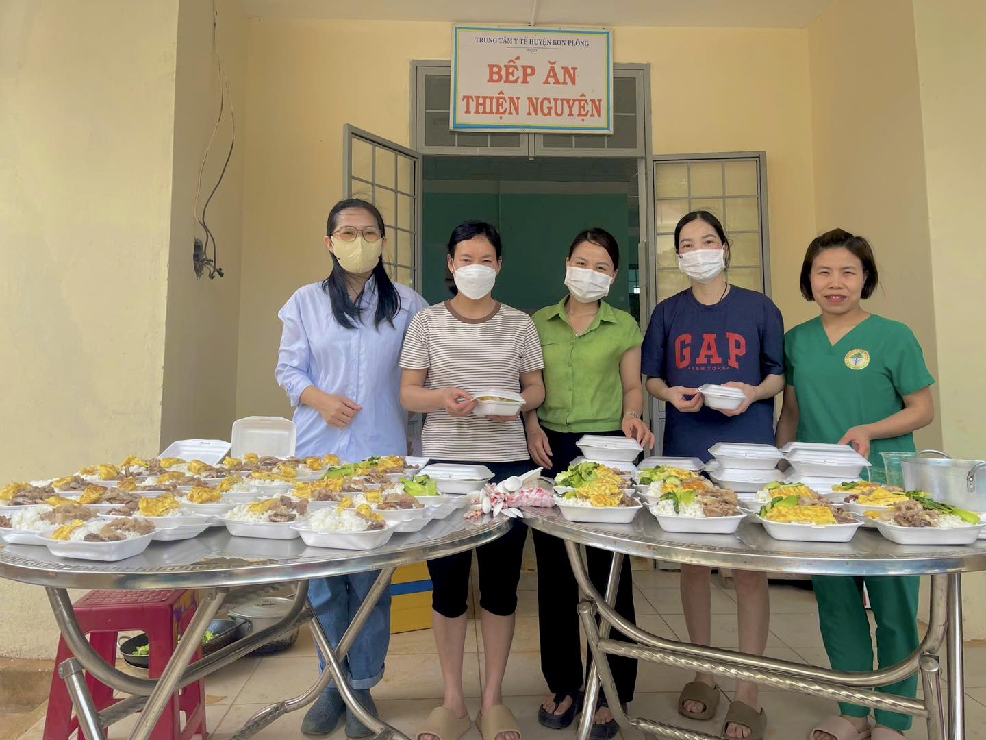 Bếp ăn tình thương tại Trung tâm Y tế Kon Plông